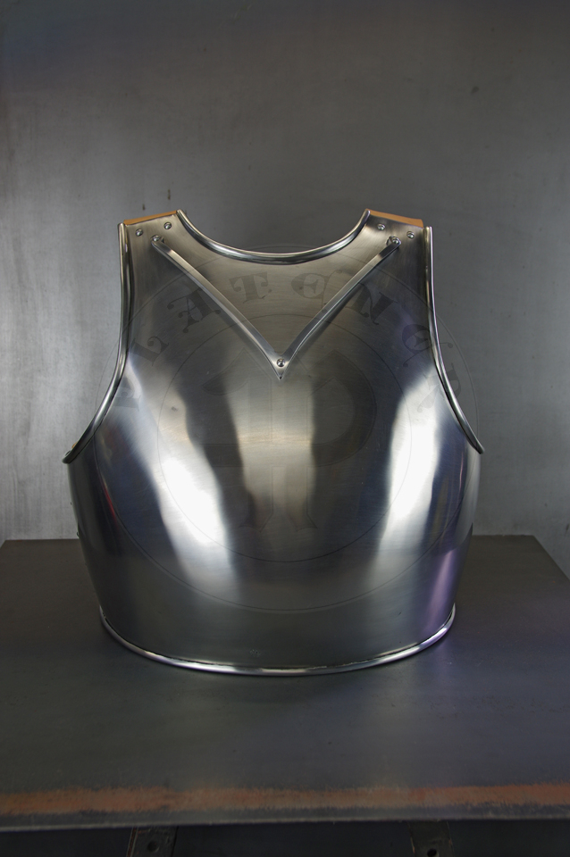Breastplate based on Churburg CH14 piece. Forged V-shaped stop rib to deflect the points of weapons away from the neck. Material: hot forged 2 mm medium carbon steel. Heat hardened and tempered up to 42 HRC./ Napiernik wzorowany na ezgemplarzu z Churburga CH14. Materia: kuta na gorco stal redniowglowa o gruboci 2 mm. Kuta w ksztacie V ochrona szyi. Hartowany i odpuszczany do 42 HRC.